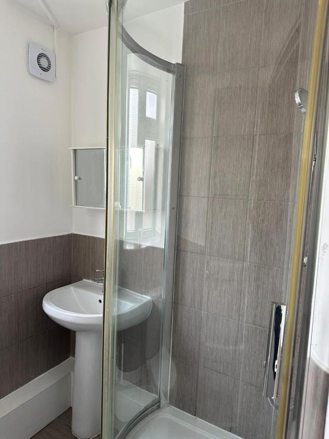 Spacious 2 Bed Flat バーキング エクステリア 写真