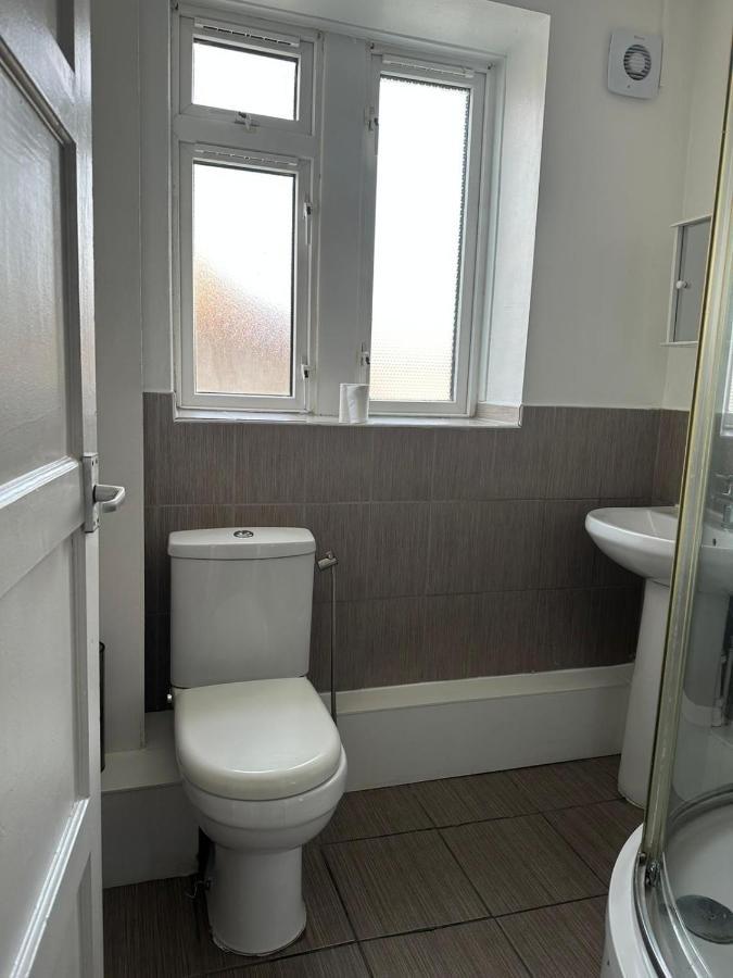 Spacious 2 Bed Flat バーキング エクステリア 写真